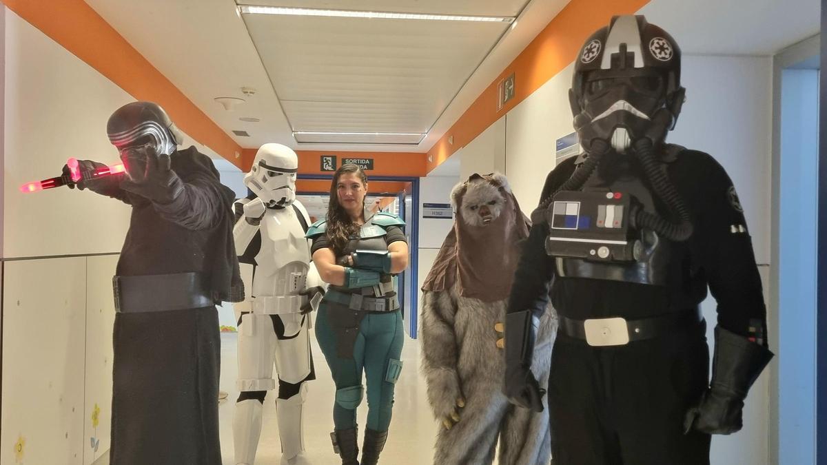 Los protagonistas de Star Wars visitan a los niños ingresados en Can Misses