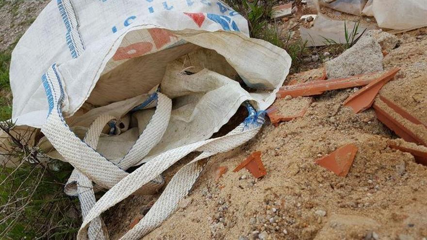 Encuentran varios perros muertos dentro de sacos en una escombrera de Mérida