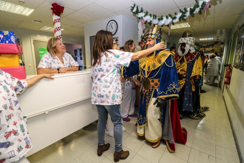 Los Reyes Magos visitan a niños y mayores en Alcoy