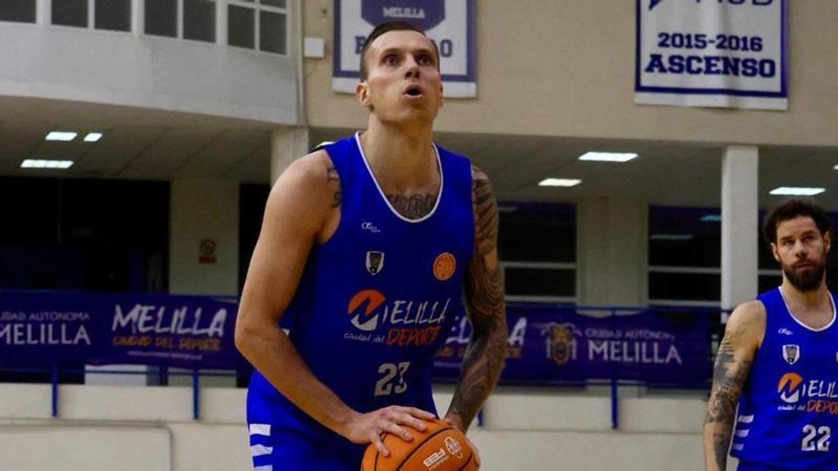 Roberts Stumbris el curso pasado en un partido con el Melilla.