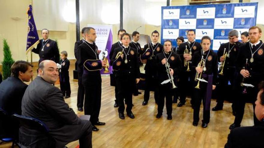 Agustín Iglesias Caunedo y José Almeida, ante la banda de cornetas y tambores de la Cofradía del Silencio.