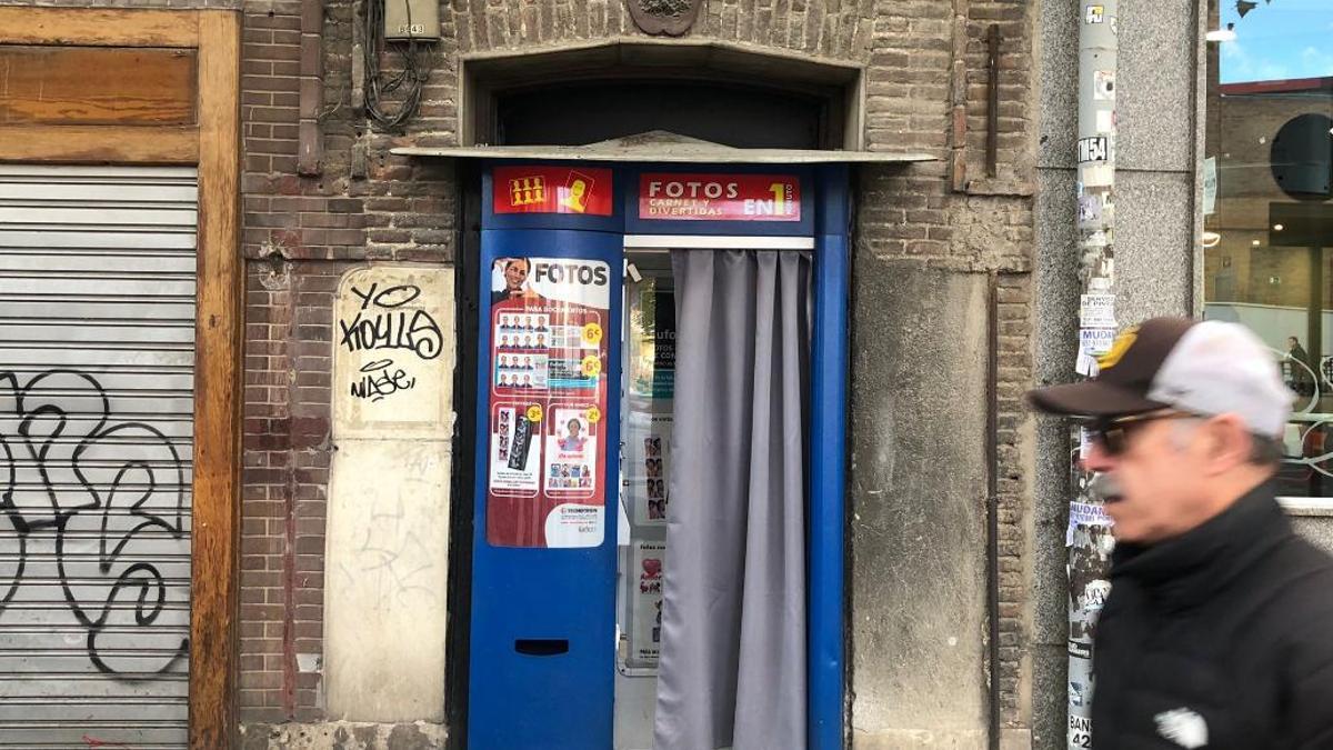 En el 58 del Paseo de las Delicias hay un fotomatón.