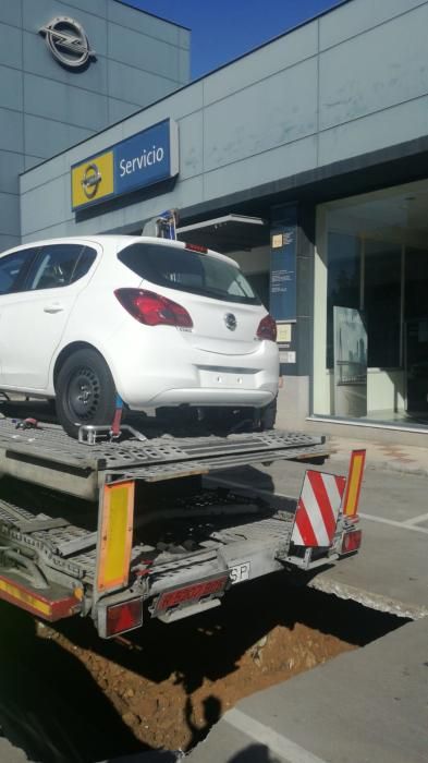 Un trailer cargado de coches del concesionario de Opel ocasionó un boquete en la calzada y tuvo que ser rescatado por una grúa de grandes dimensiones