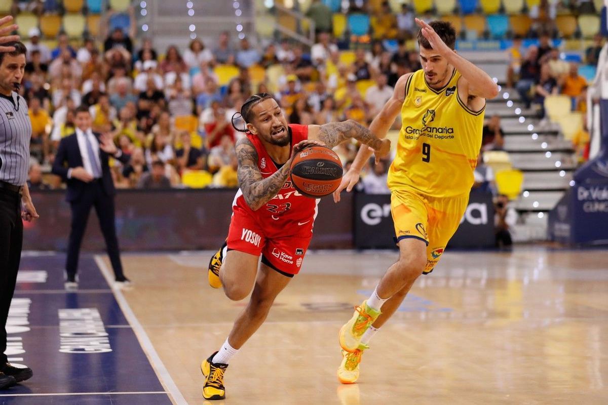 Nico Brussino intenta robar el balón al jugador del Girona, Jeremiah Hill