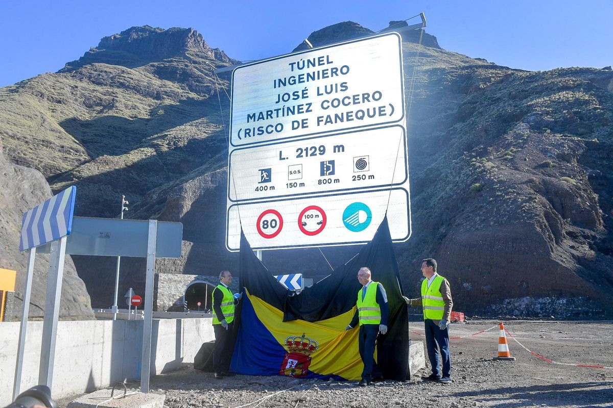 José Luis Martínez Cocero, en el centro de la imagen, en las señales de tráfico de la carretera de La Aldea.