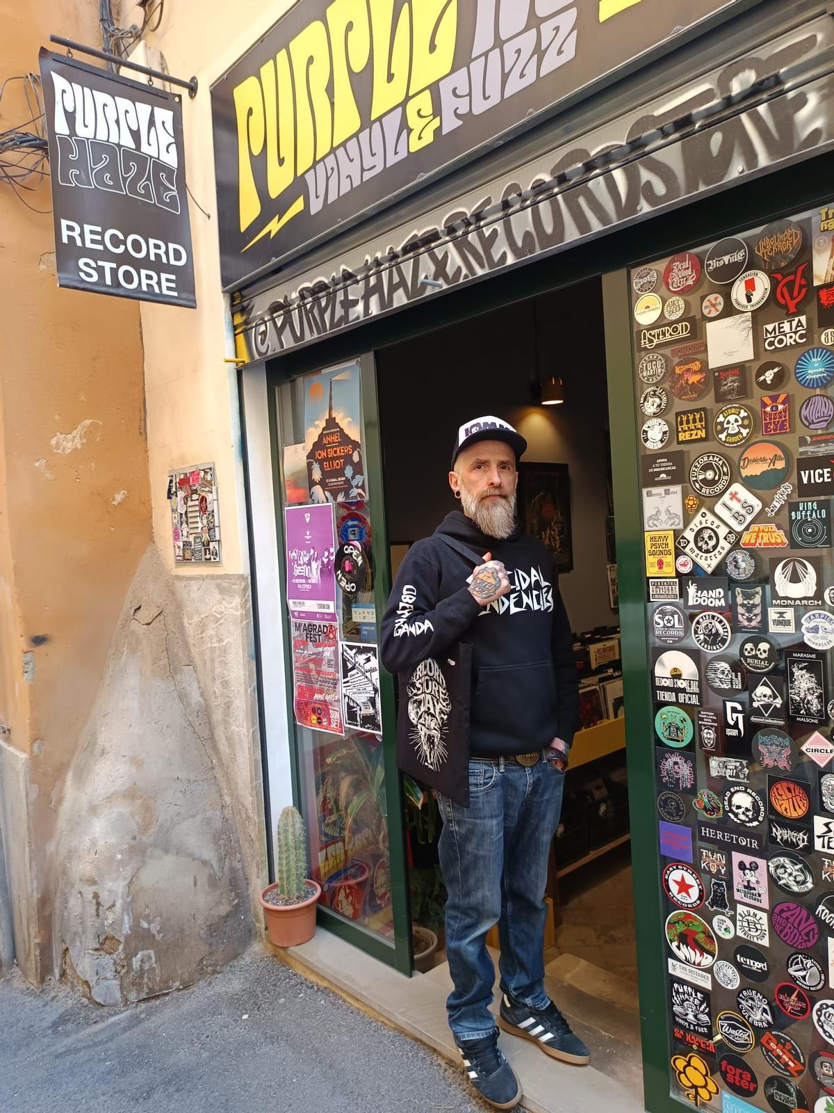 David Oliver, dueño de Purple Haze, con una de las bolsas del Record Store Day