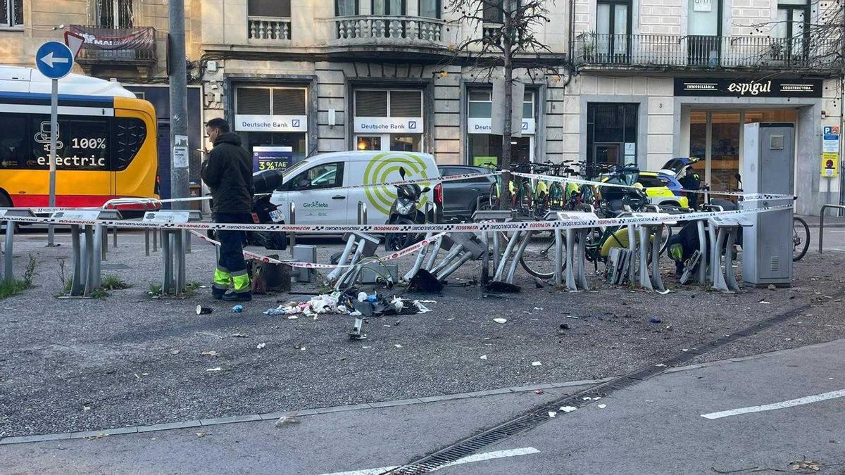 Les fotos de l'accident d'una furgoneta contra una estació de Girocleta