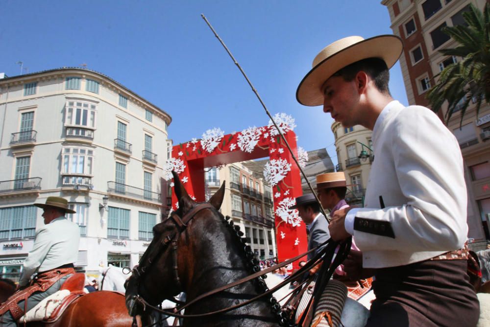 Con la entrega de la bandera de la ciudad a Andrés Olivares ha comenzado la romería hasta la Basílica de la Victoria este sábado por la mañana