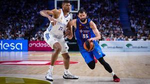 Mirotic inicia una jugada de ataque ante Tavares.