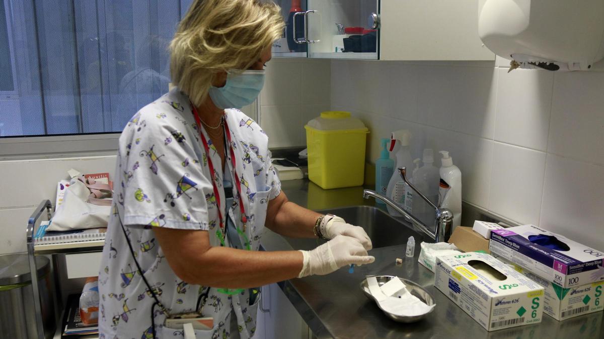 Una infermera prepara la vacuna contra el virus respiratori sincicial al CAP Onze de Setembre de Lleida