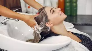 Peluquerías más sostenibles: el futuro pasa por lavar con menos agua y reutilizar el cabello cortado