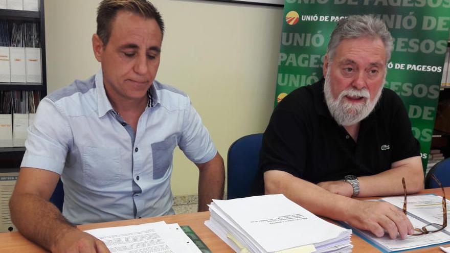 Els representants d&#039;Unió de Pagesos Josep Guitart i Joan Casajoana, a la seu de Manresa