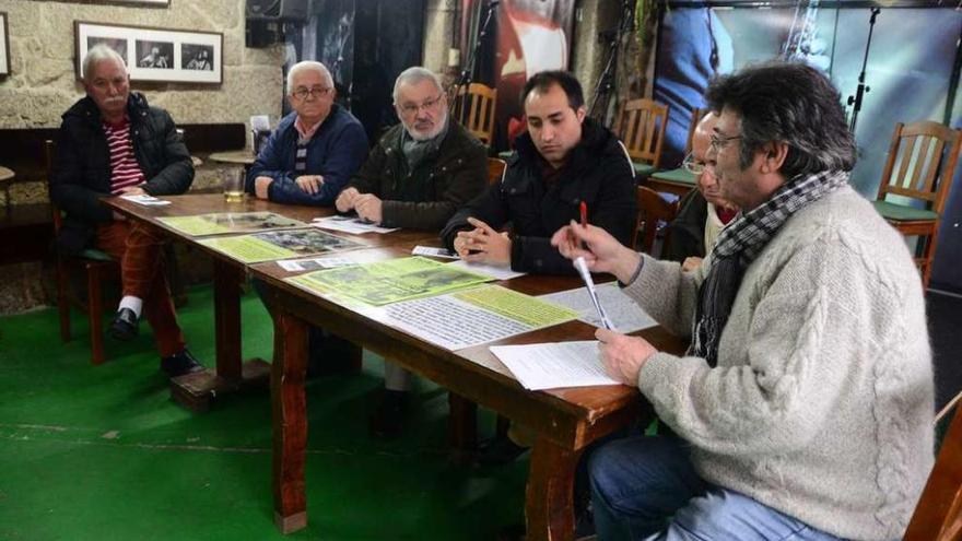 El responsable del local con el edil de Cultura y los integrantes de Cantadores Tradicionais. // G.N.