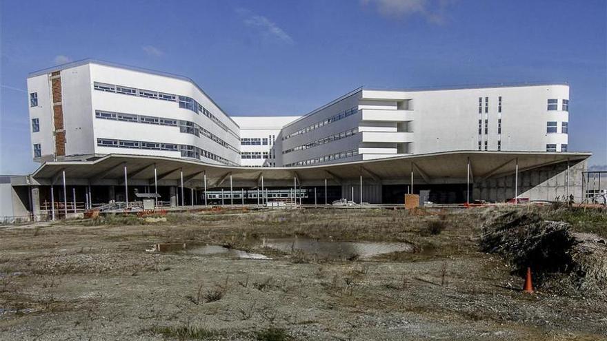 La alcaldesa pide a Vara una fecha de finalización del nuevo hospital de Cáceres