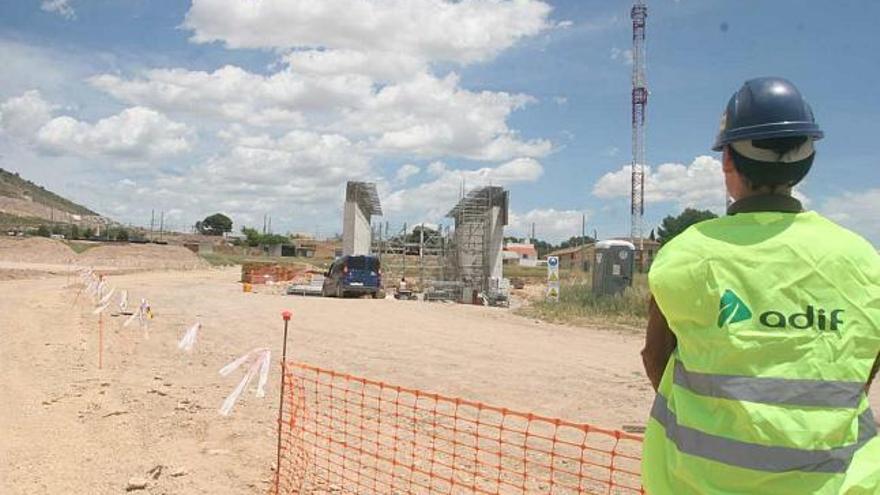 Adif levanta las primeras estructuras del Ave en el estratégico Nudo de La Encina