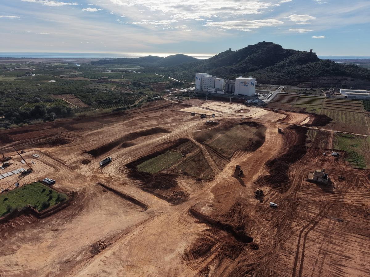 Estado de las obras de urbanización en el futuro polígono industrial de Almenara.