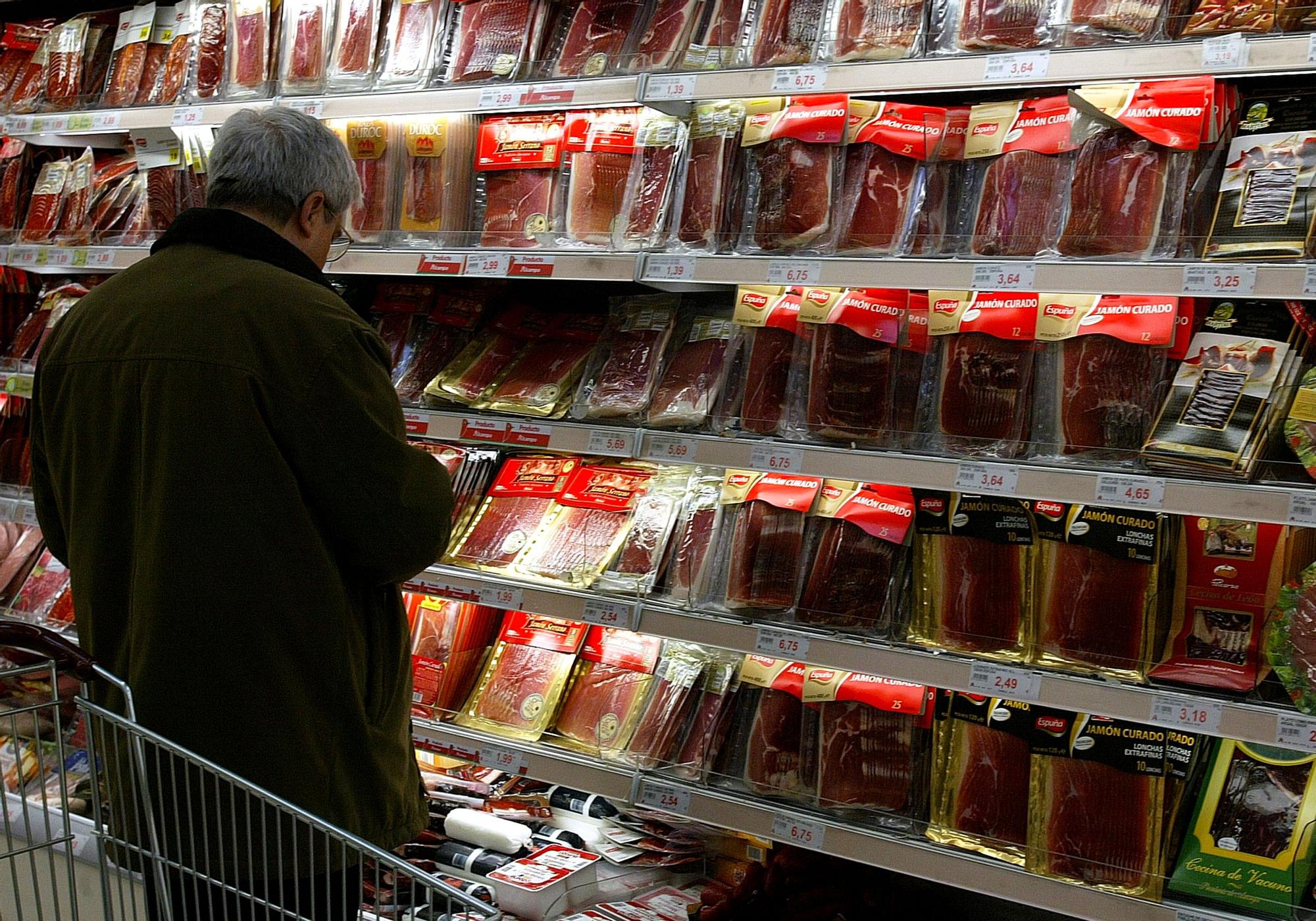 Un hombre hace la compra en el supermercado