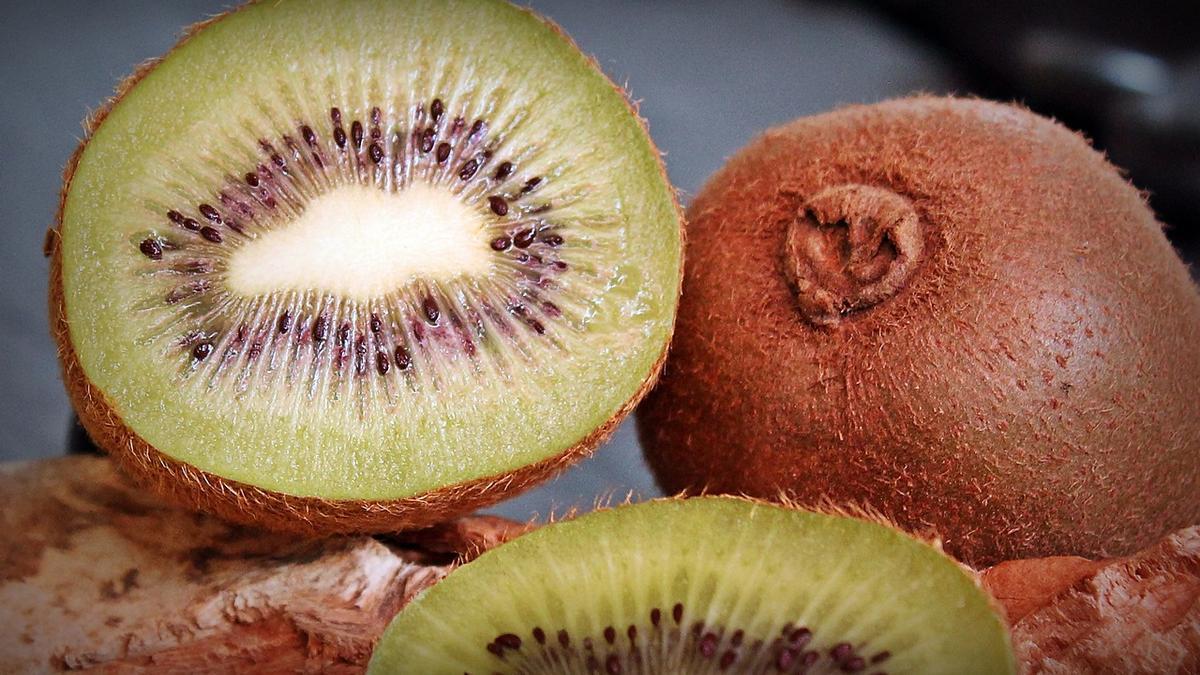 El kiwi es una fruta con muchos beneficios para la salud.