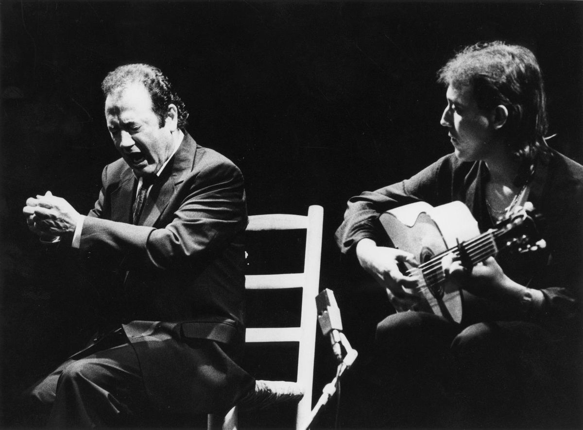 Fosforito, durante una actuación acompañado a la guitarra por Manuel Silveria.