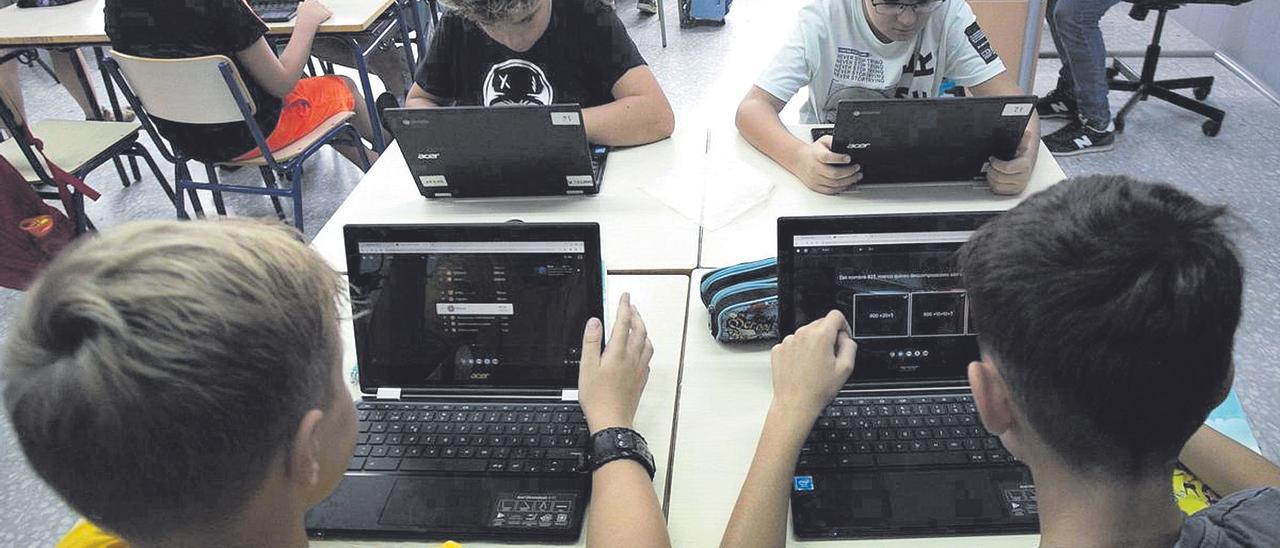 Alumnos de un centro escolar de Valencia utilizan ordenadores  en clase.
