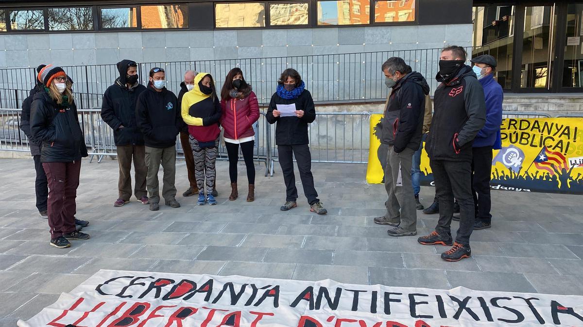 Sayés llegint un manifest a les portes dels jutjats de la Seu