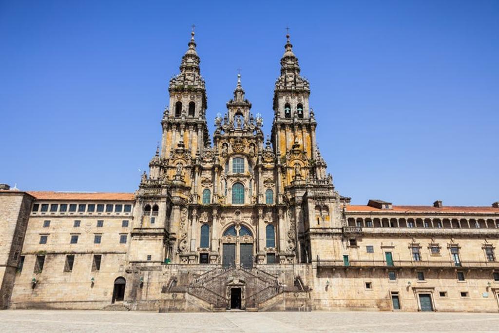 Además de ser la meta de los peregrinos del Camino de Santiago, esta catedral de estilo románico, da la bienvenida a sus visitantes con el imponenete espectáculo visual que sus dos estructuras más importantes brindan: su fachada principal y el Pórtico de la Gloria.