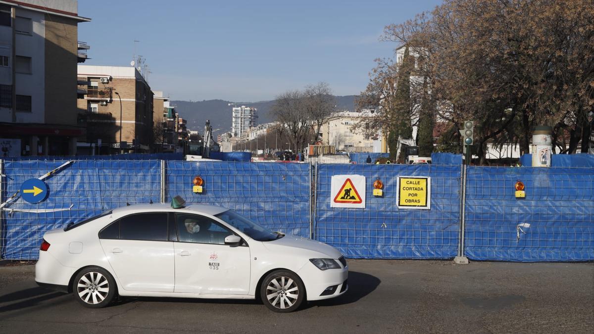 Un taxi circula junto a las obras de la Avenida de Trassierra.