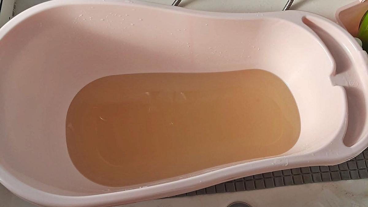 Agua de color marrón en una bañera en Cambre el pasado día 9. |   // L.O.