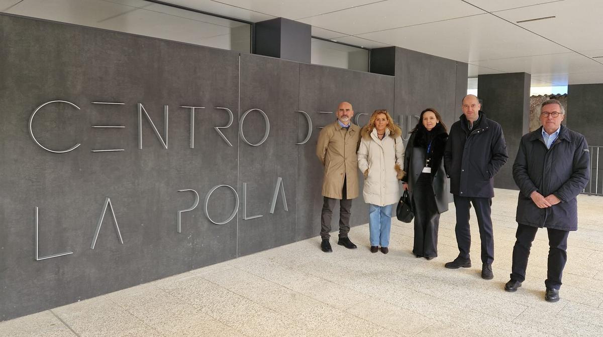 Las autoridades sanitarias duante la visita al nuevo centro de salud de Pola de Lena