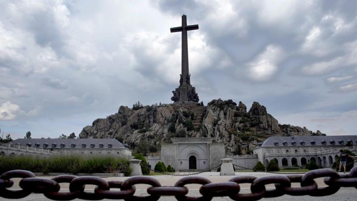 Explanada de entrada posterior a la Cruz de los Caídos, con el convento de los monjes benedictinos a ambos lados