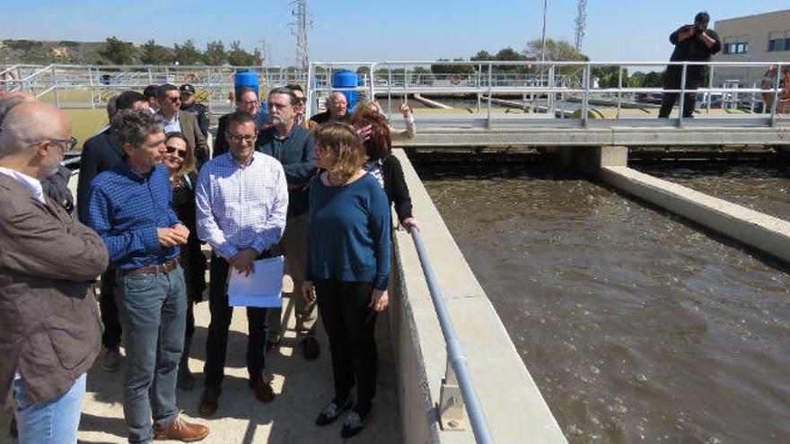 Cebrián visita la planta depuradora de Pilar de la Horadada