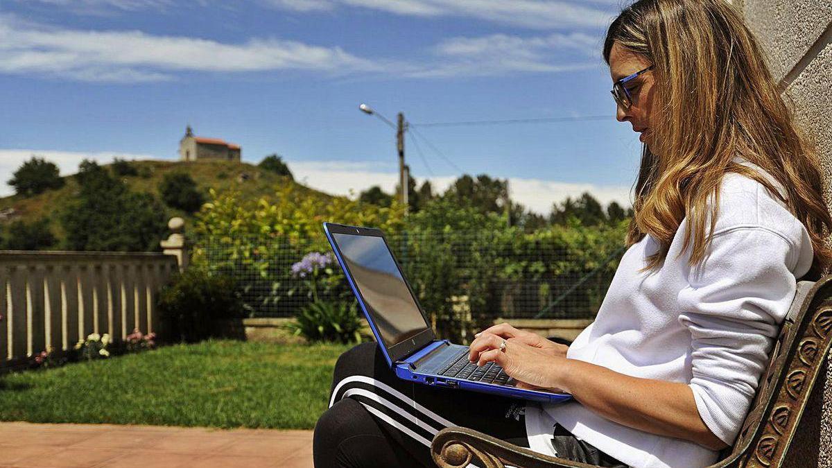 Una estradense trabajando en su portátil desde el rural.