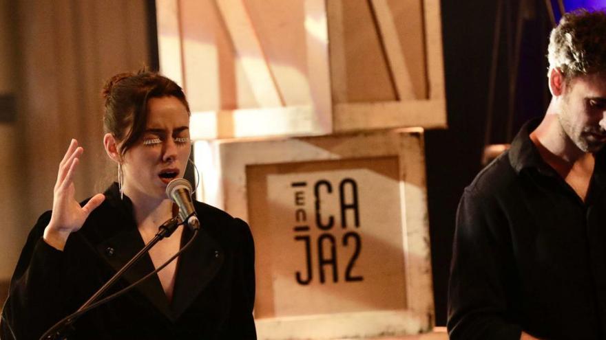 Amanda Mur acerca su fusión de música electrónica y acústica | JUAN PLAZA