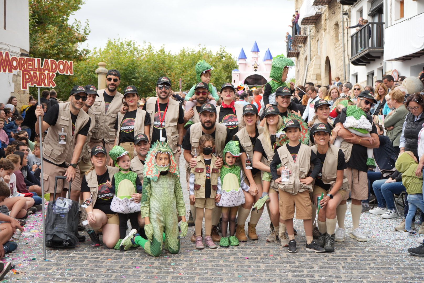 Batalla de confeti y desfile de carrozas en el Anunci de Morella