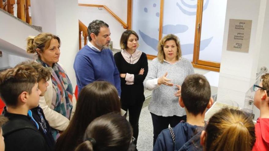 Alumnos de 1º de ESO del IES L&#039;Arabí, junto con el alcalde y la edil de Cultura