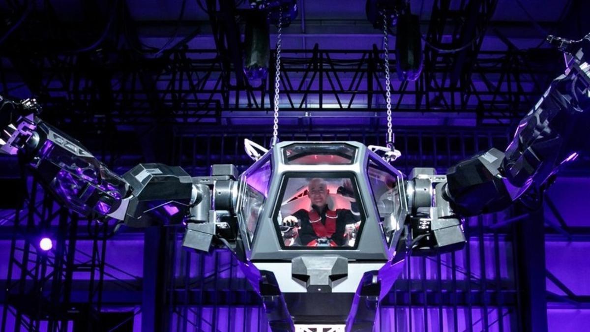 l dueño de Amazon, Jeff Bezos, pilota un robot parecido a Mazinger Z