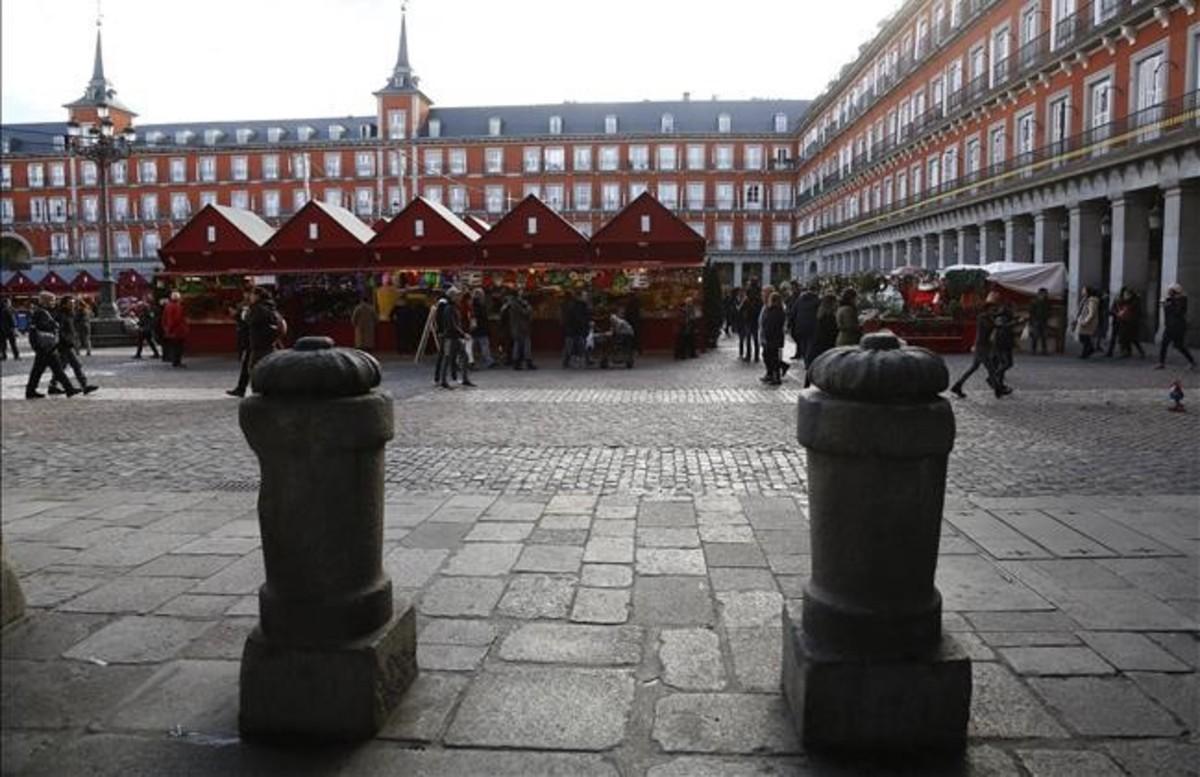 Bolardos de protección en la plaza Mayor de Madrid.