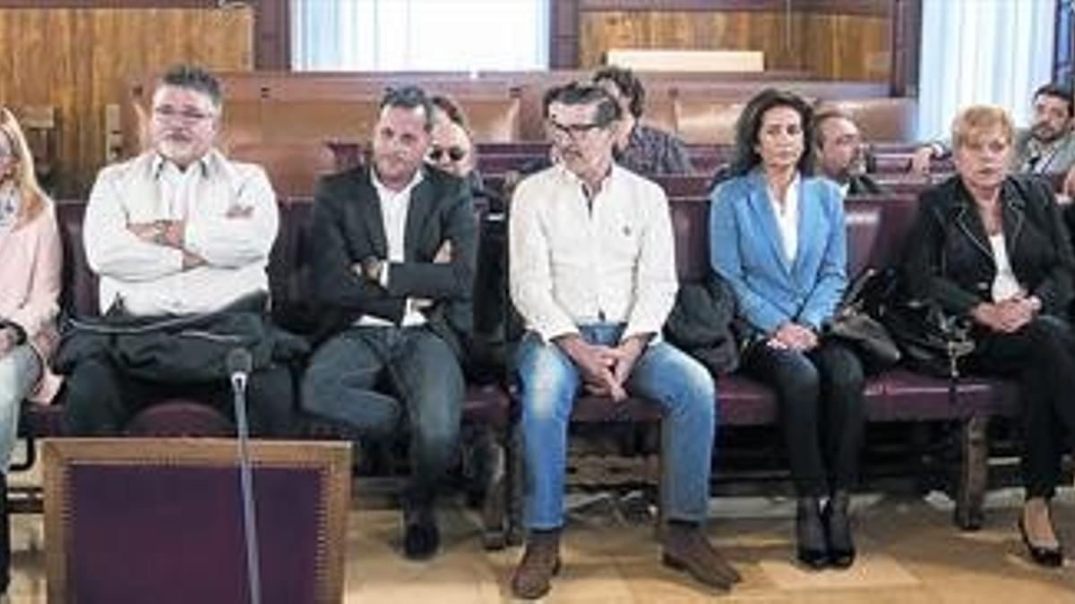 Los encausados que se sentaron ayer en el banquillo, en el Tribunal Superior de Justicia de la Comunidad Valenciana.