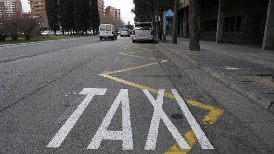 Un hombre detenido por amenazar a un taxista para robarle el coche