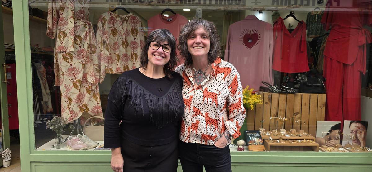 Margot y Mai Saki en la puerta de la tienda de Dulce Locura en Badajoz.