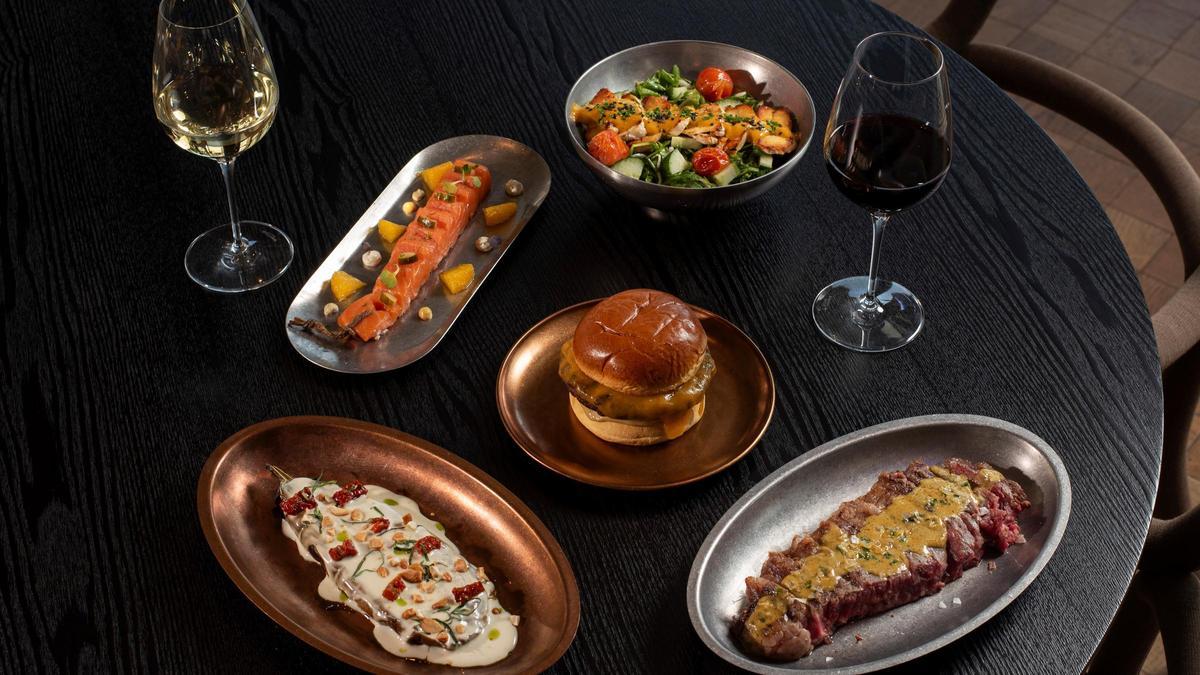 Varios de los platos de Revel Bar, en Casa Cupra Raval.