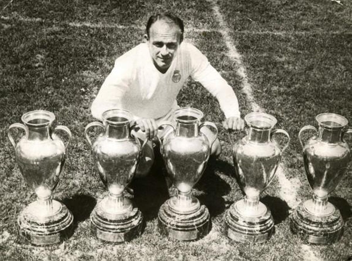 Fotografia d’arxiu feta el 25/05/1960 del president d’honor i exjugador del Reial Madrid, Alfredo di Stéfano, al costat de cinc trofeus de la Copa d’Europa.