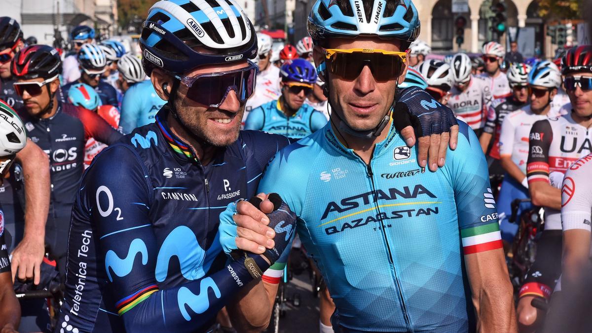 Valverde saluda a Nibali antes del comienzo de la carrera