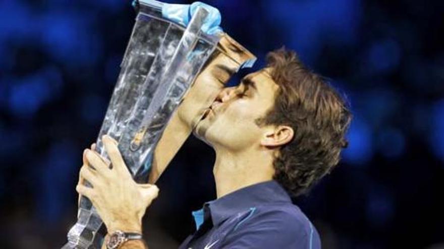 Roger Federer besa la Copa de Maestros.