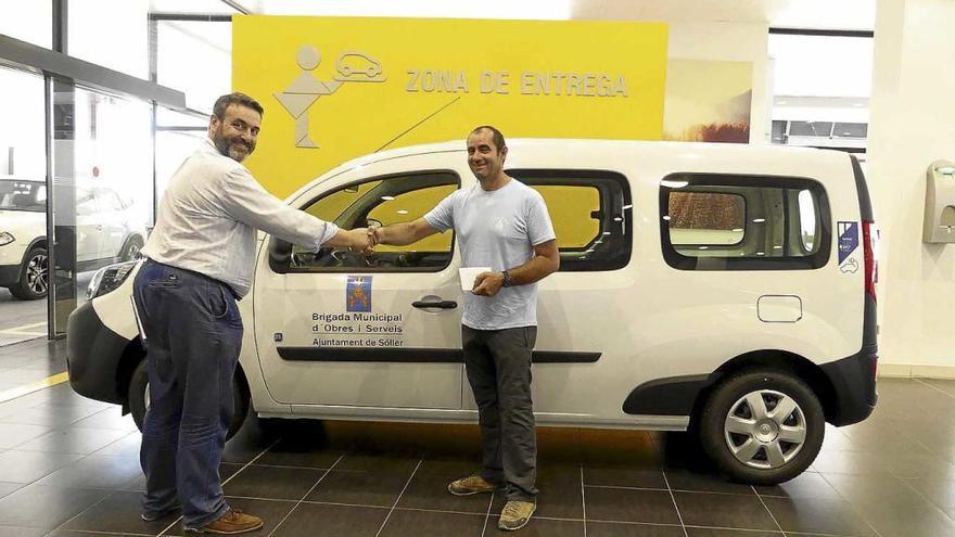 Dibautoplus entrega un nuevo vehículo eléctrico al ayto. de sóller