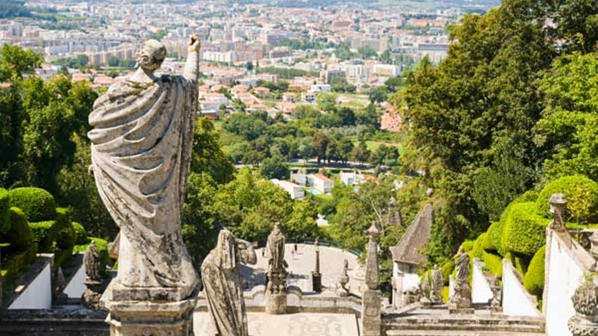 Estatua y escaleras en la Iglesia de Bom Jesus do Monte.