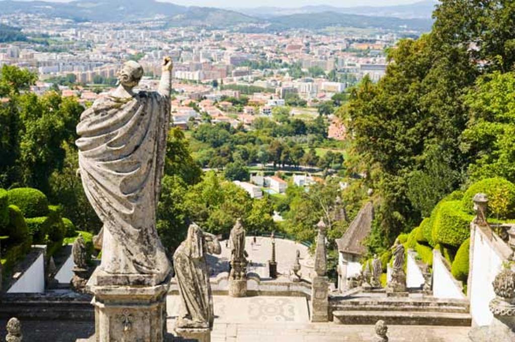 Estatua y escaleras en la Iglesia de Bom Jesus do Monte.