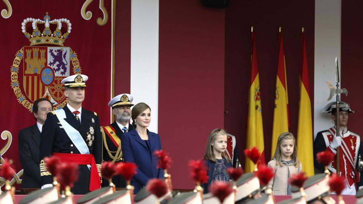 Los reyes Felipe y Letizia, junto a sus hijas Sofía y Leonor, presiden el desfile del Día de la Hispanidad.