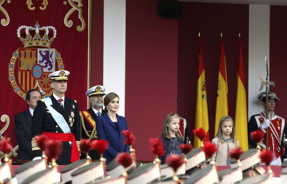 Els reis Felip i Letizia, amb les seves filles Sofia i Elionor, presideixen la desfilada del Dia de la Hispanitat.