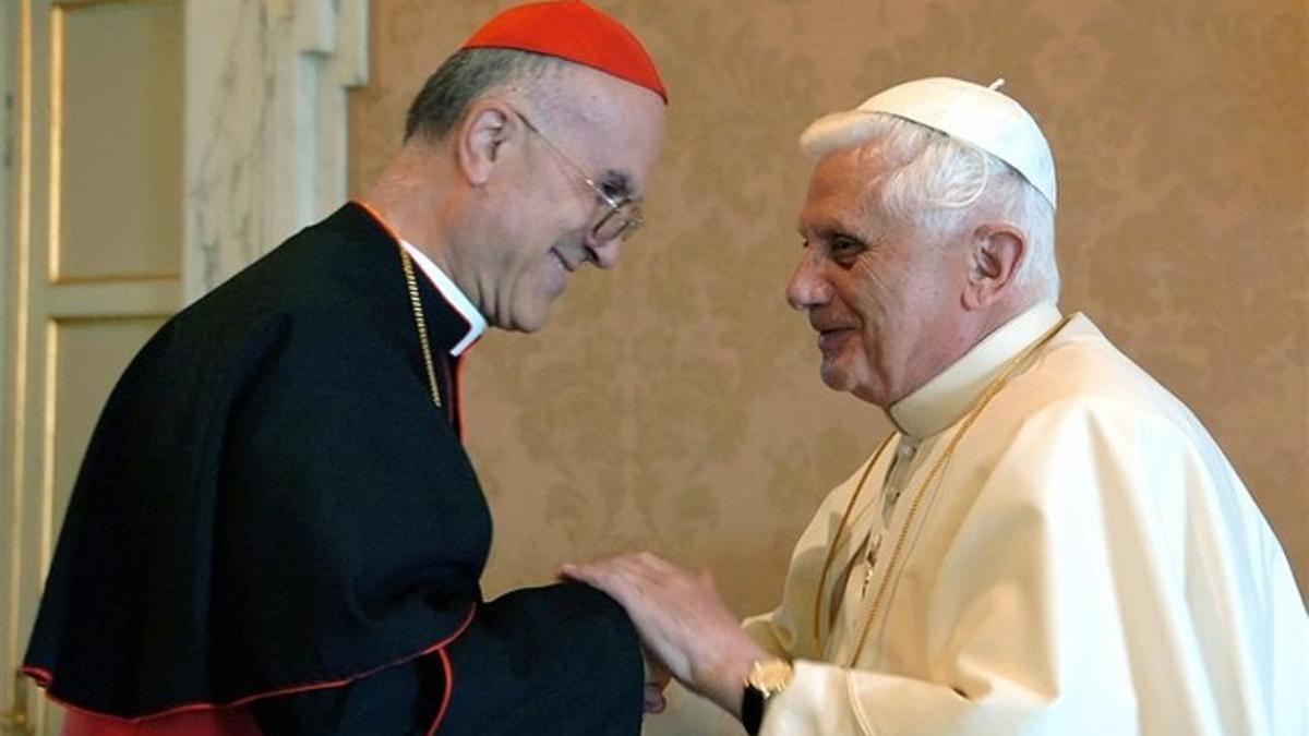 El cardenal Bertone y el papa Benedicto XVI, en una imagen de archivo.